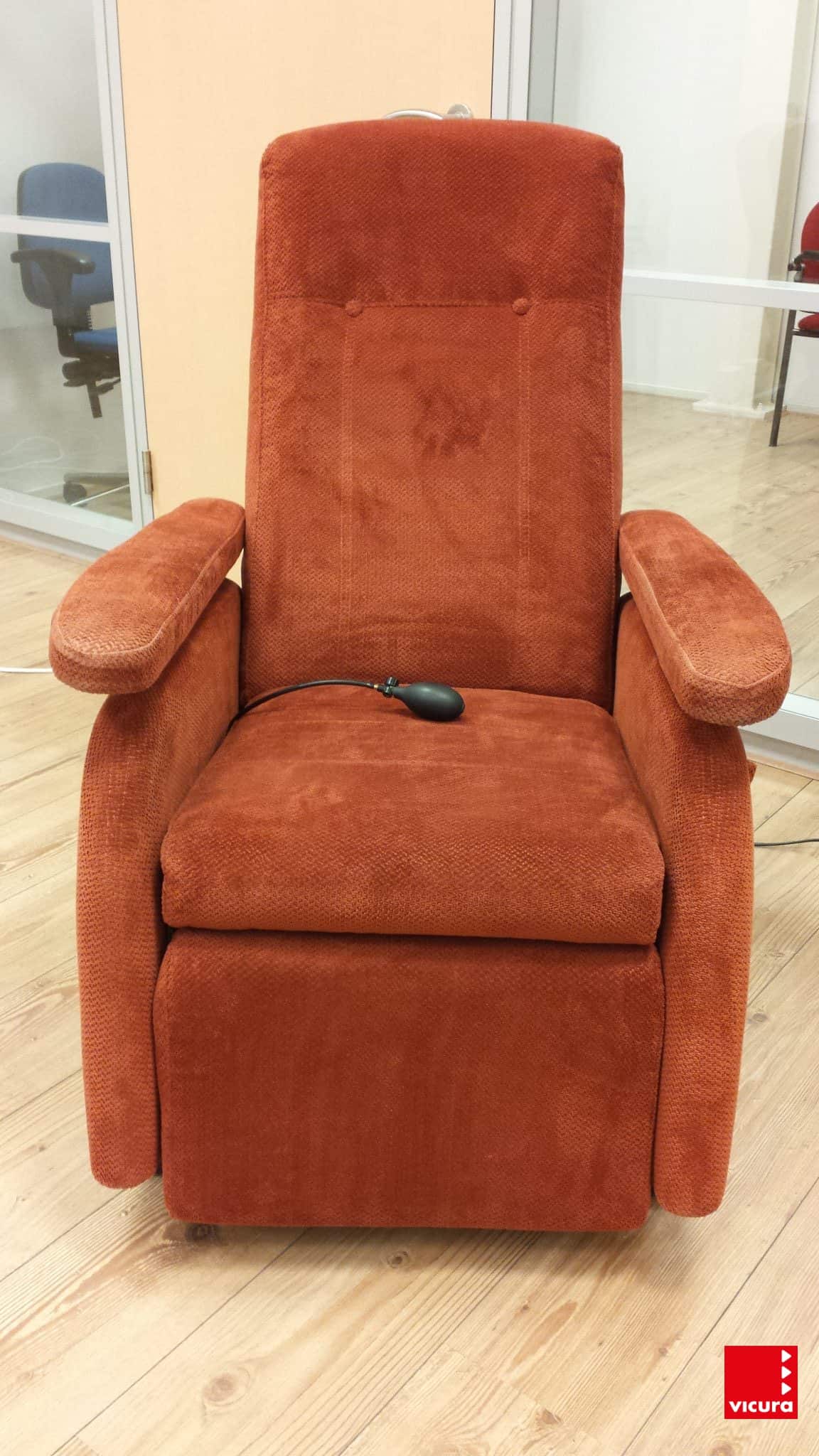 vicura-verhuur-sta-op-stoel-relaxfauteuil-doge-modulair-compact-voorzijde-e1507220712933.jpg vicura-verhuur-sta-op-stoel-relaxfauteuil-doge-modulair-compact-voorzijde-e1507220712933.jpg