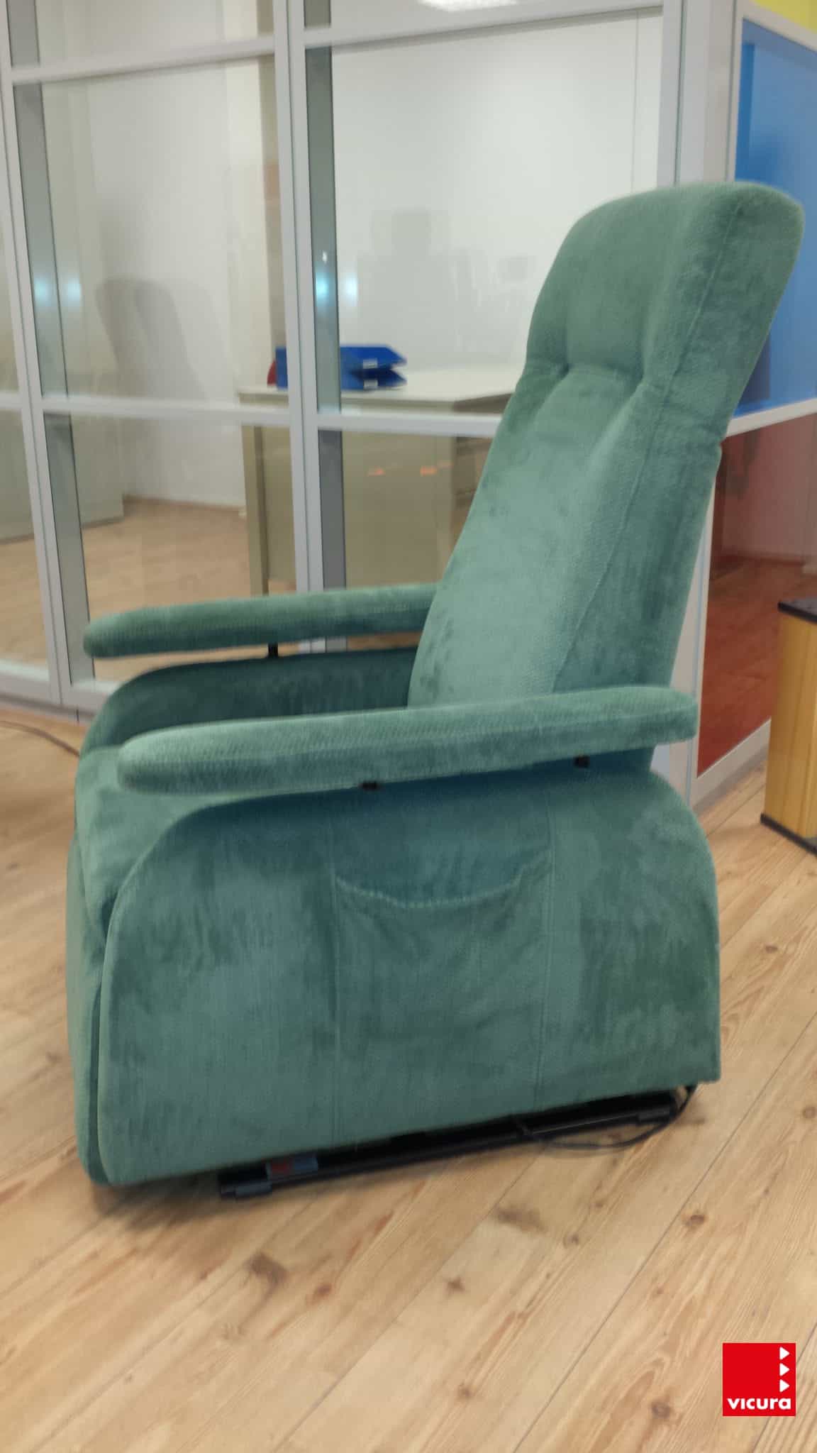 vicura-verhuur-sta-op-stoel-relaxfauteuil-doge-modulair-standaard-zijkant-e1507218561761.jpg