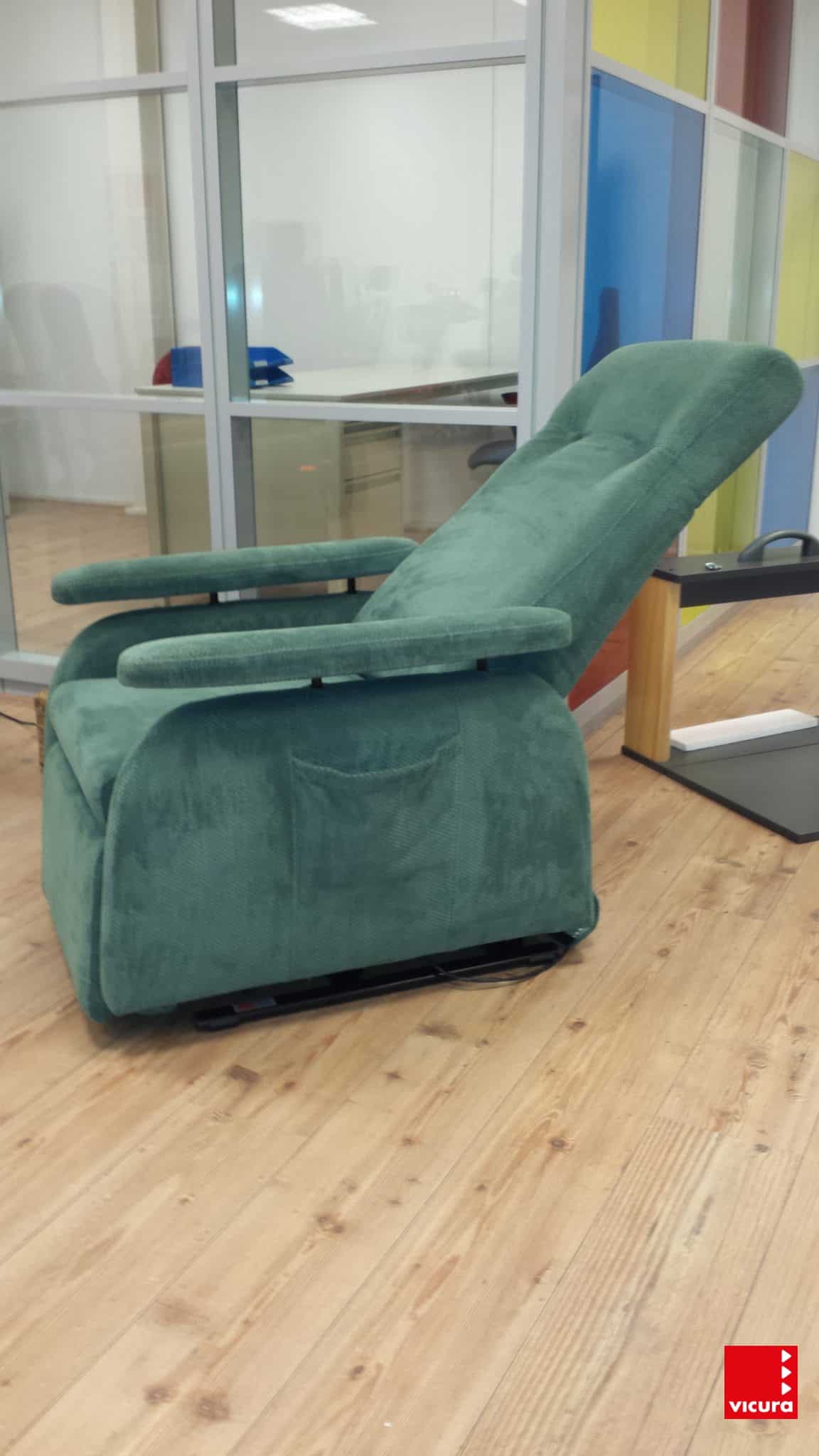 vicura-verhuur-sta-op-stoel-relaxfauteuil-doge-modulair-standaard-zijkant-rugleuning-e1507218611386.jpg